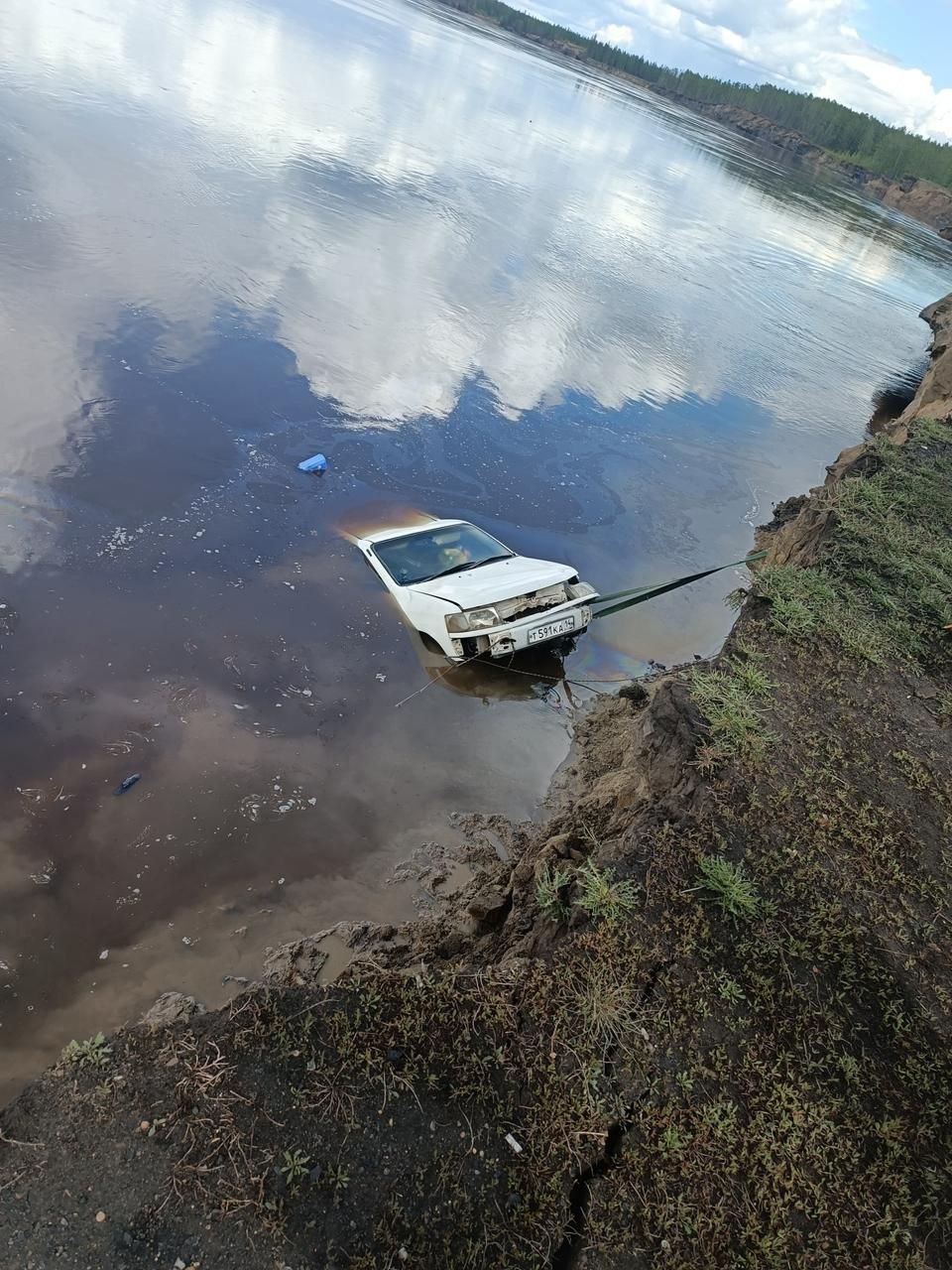 В Верхневилюйском районе водолазы подняли автомашину с телом водителя