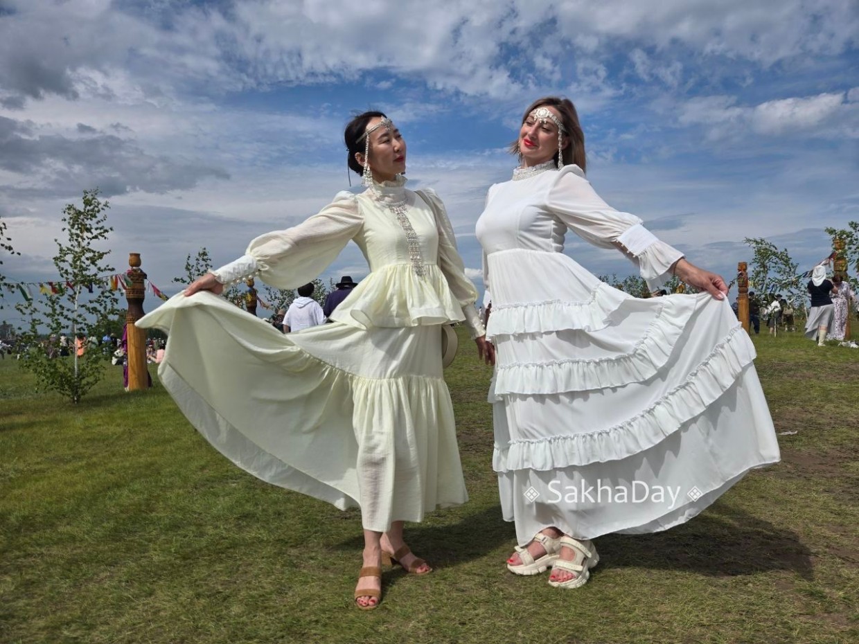 "Фэмили лук, меха, хендмейд": Что носят гости Ысыаха Туймаады?