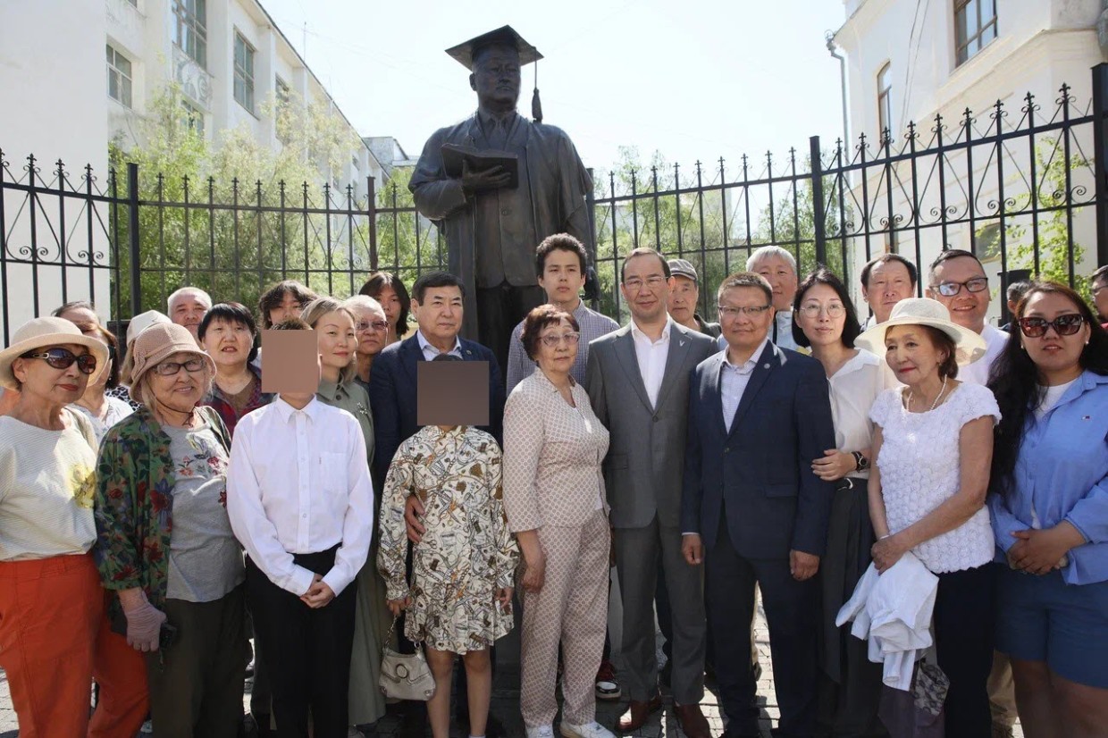 Фотофакт: Обвиняемый в получении взяток Семен Филиппов был на открытии памятника