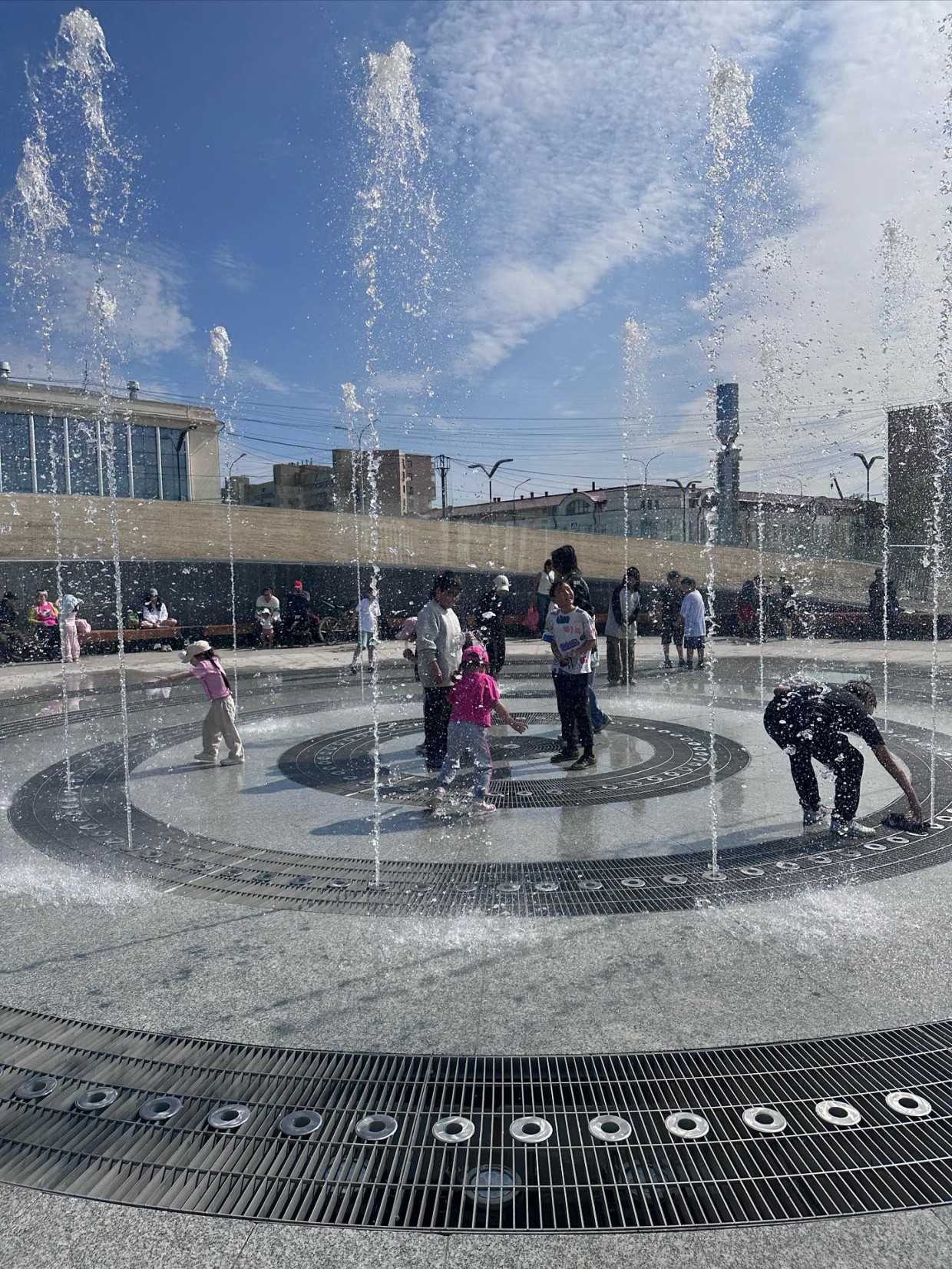 В Якутске ребенок получил травму в новом фонтане на площади Республики