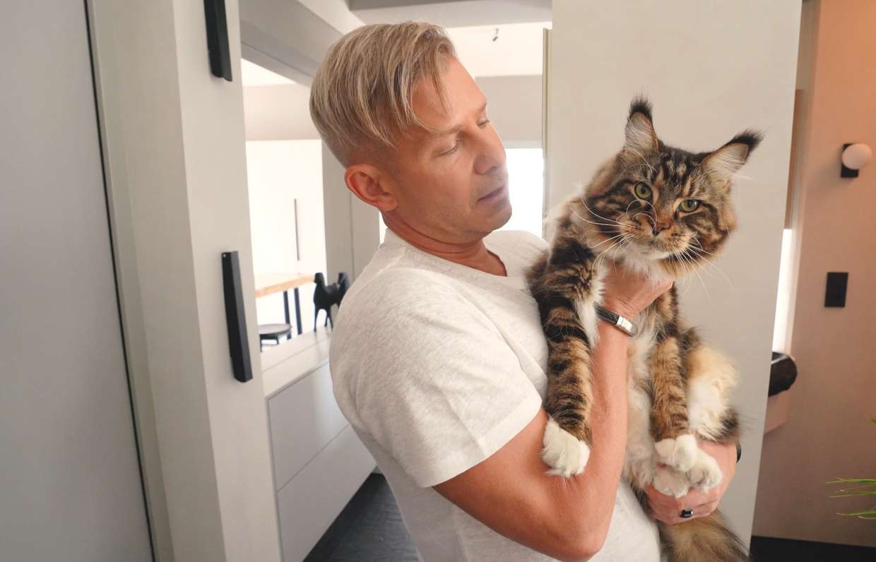 Соседский чат доконал и Митю Фомина: кота звезды взяли на контроль односельчане — это абсурд и клоунада