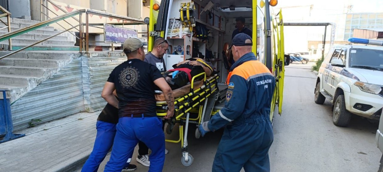 Фотофакт: В Якутске мужчина упал с четвертого этажа и повис на козырьке