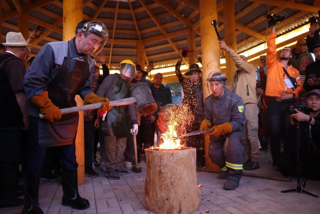 Айсен Николаев принял участие в выплавке железа из якутской руды на Ысыахе Олонхо