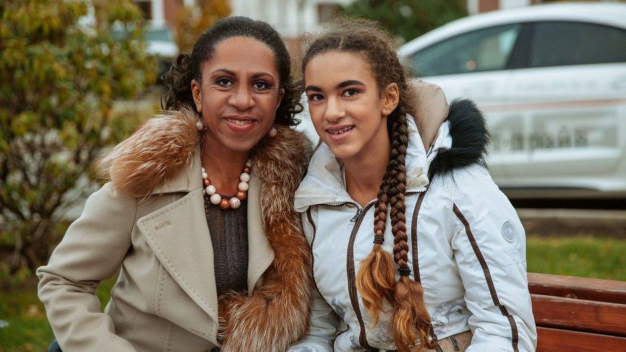 Дочки-матери: гиперопека и поздние роды Ханги — как живет дочь самой известной темнокожей телеведущей СССР