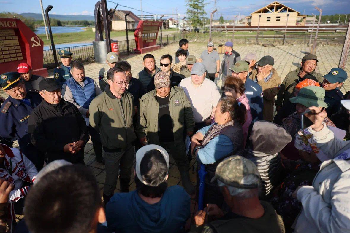 Айсен Николаев встретился с жителями пострадавших от паводка сёл Оймяконского района
