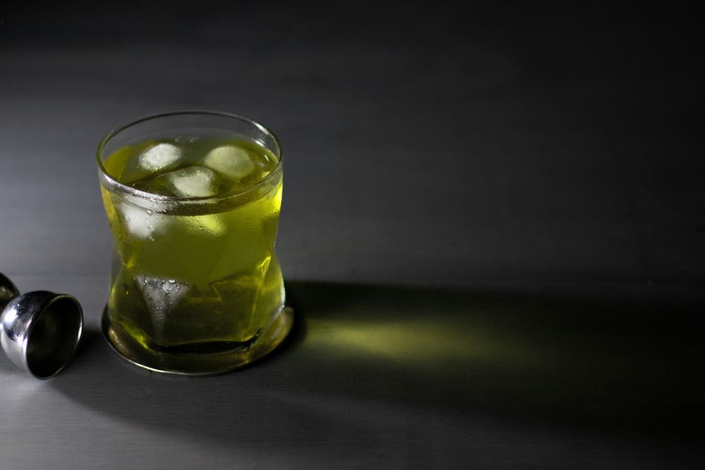 Пьяное безумие: как абсент сводит с ума — мифы и реальность