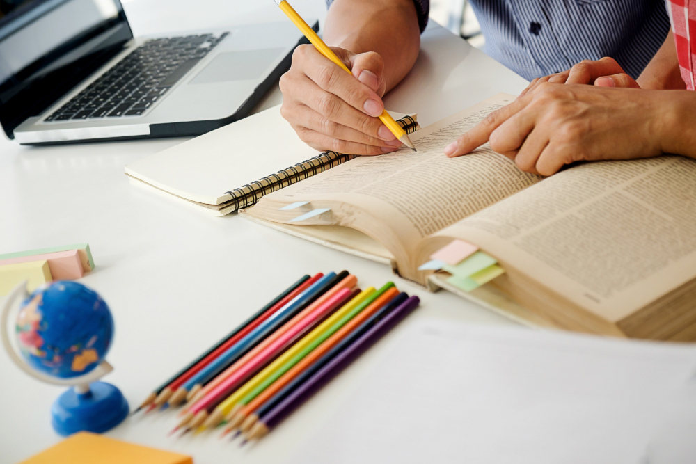 Садись, «2»: вы неправильно ставите ударение в этих глаголах — на помощь придет рифма