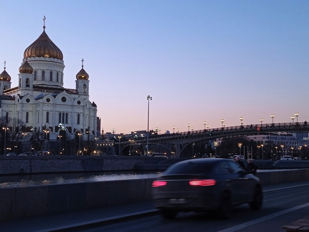 Регулировщик на дороге — куда ехать: сложный вопрос из экзамена ПДД