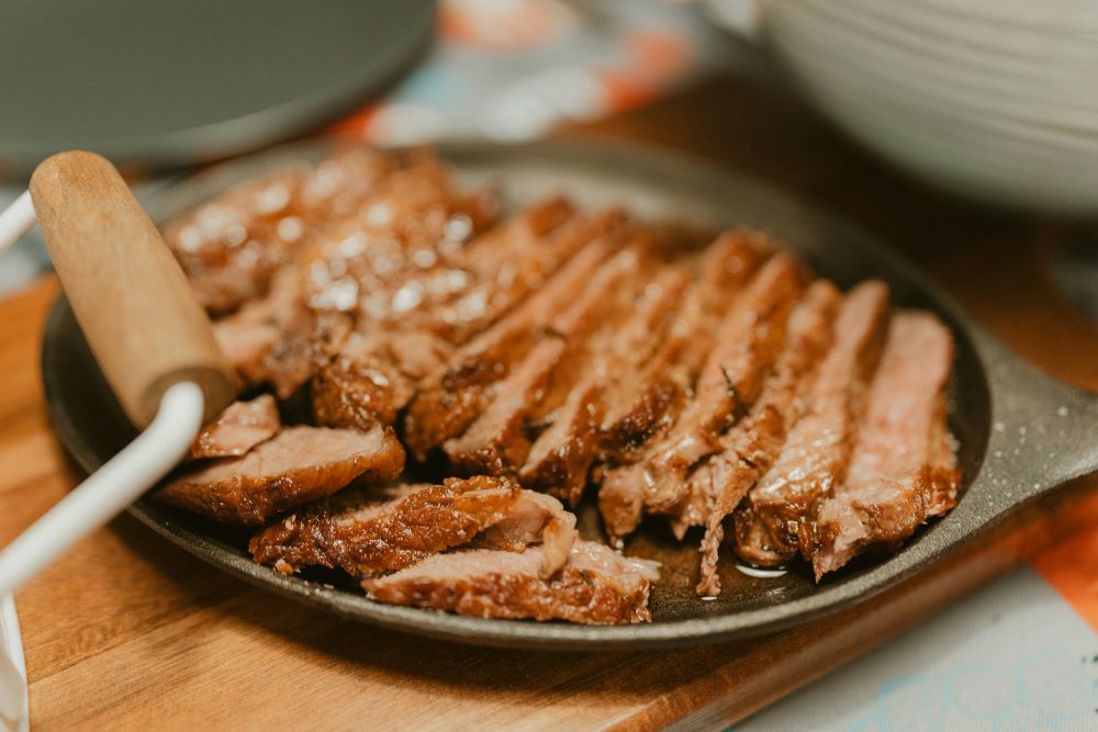 Ароматное и сочное мясо в казане — этот простой рецепт подойдет для начинающих кулинаров