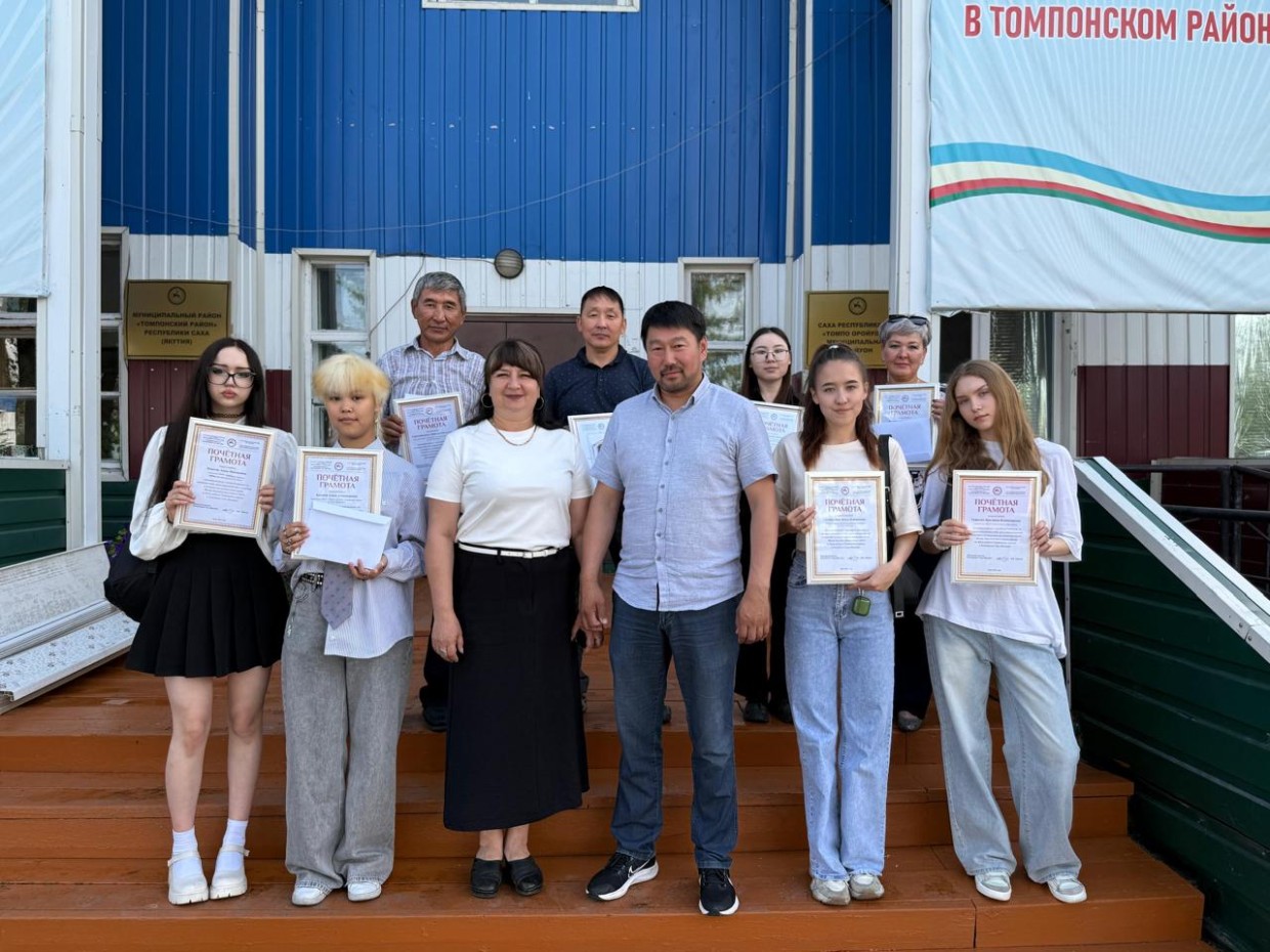 Лучшим выпускникам Таттинского и Томпонского районов вручены грамоты и ценные подарки от Виктора Лебедева