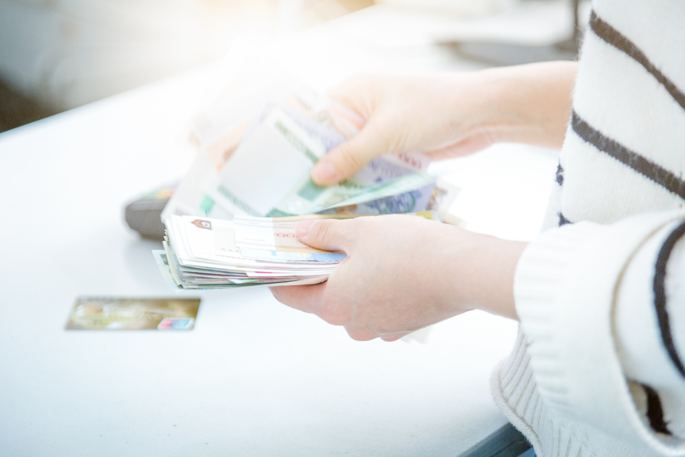 Женщина нашла деньги и присвоила себе: суды признали ее виновной в краже — а Верховный суд оправдал