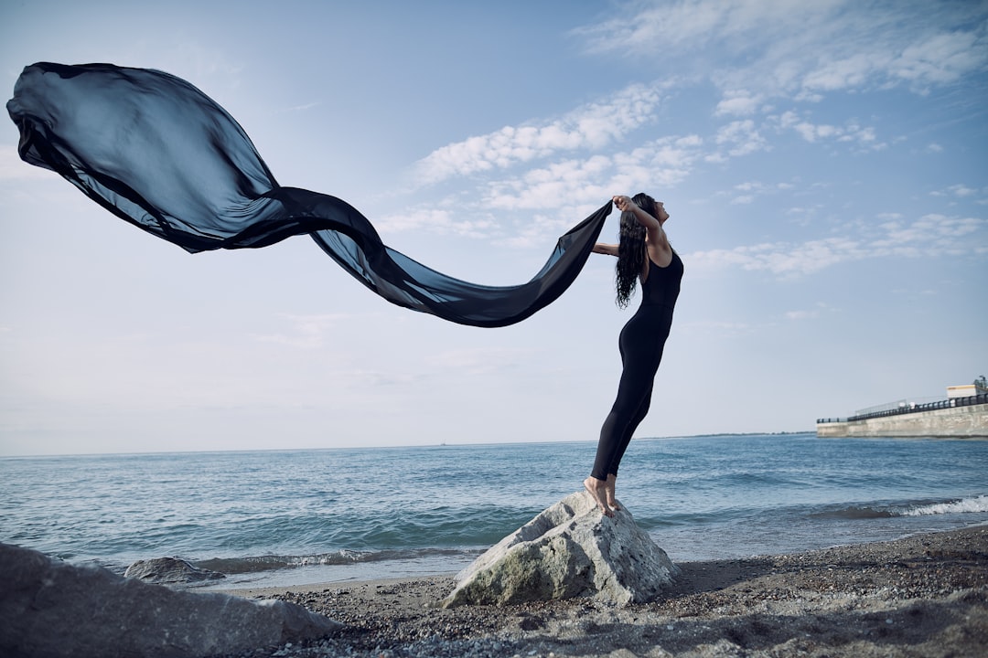 Жара этикету не помеха: эти ткани дышат вместе с вами — 3 правила, чтобы чувствовать себя человеком