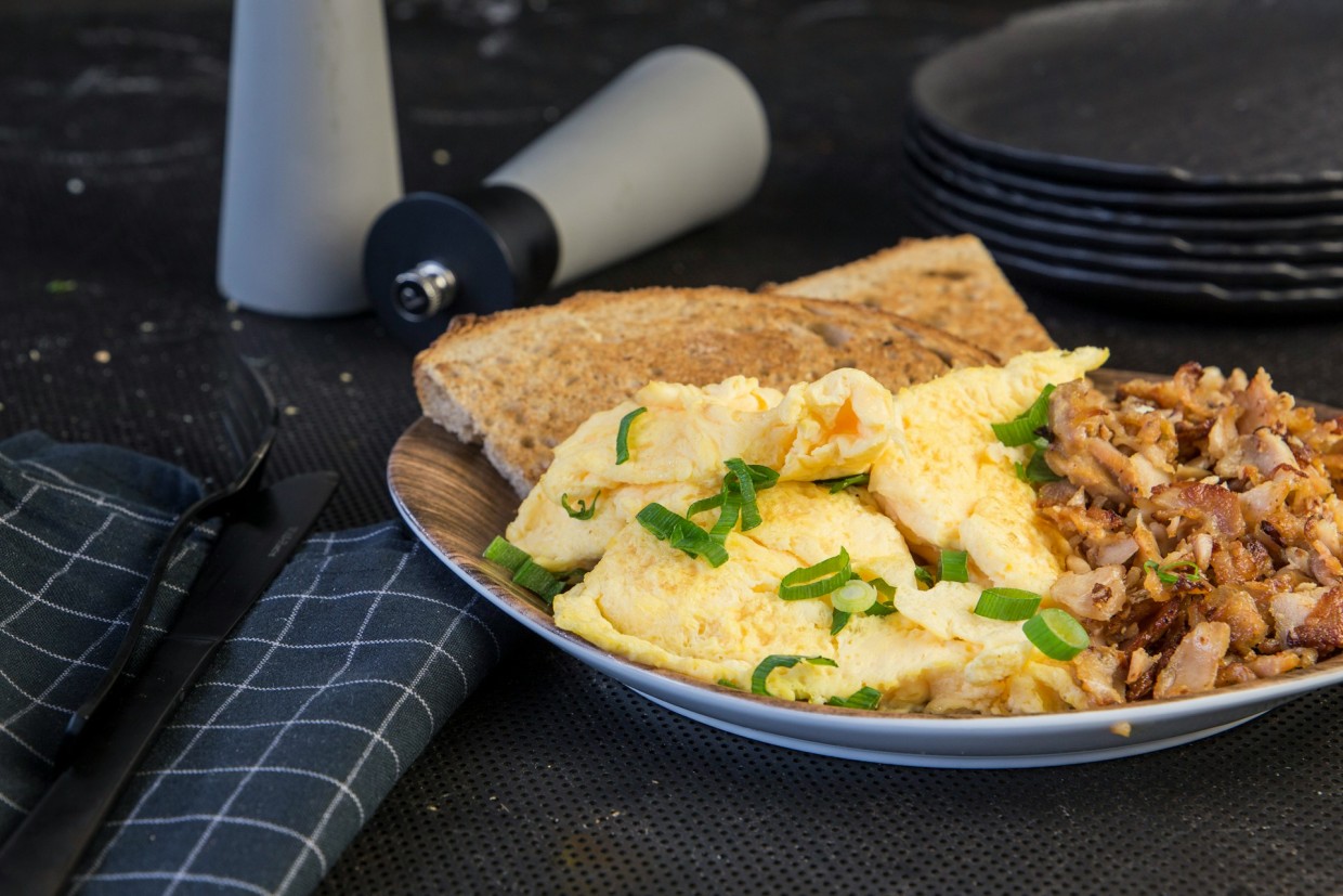 Всегда пышный и сочный: бабушкин метод готовить омлет, о котором все забыли — всего 1 движение руки, и королевский завтрак готов