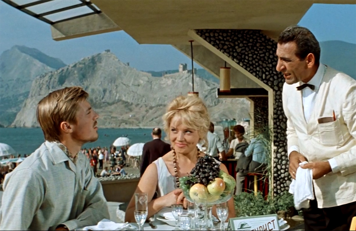 Пятеро в лодке: как Никита Михалков лишился роли и почему на съемках были проблемы с милицией — все о фильме «Три плюс два»