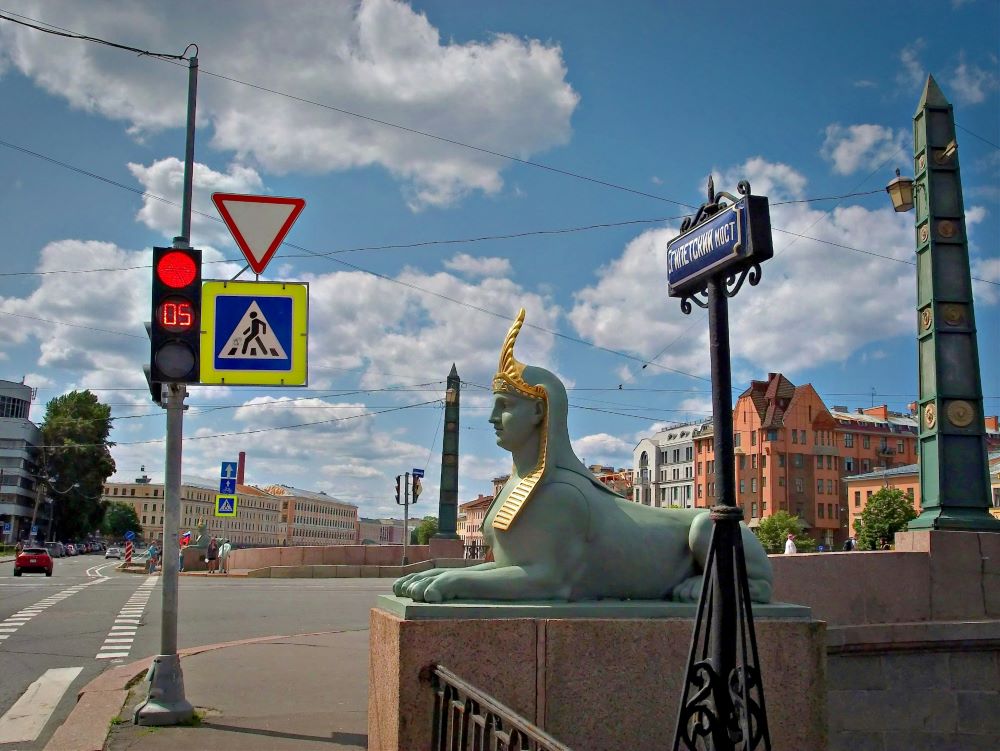 Куда смотреть — на светофор или регулировщика: даже опытные водители не знают, что делать