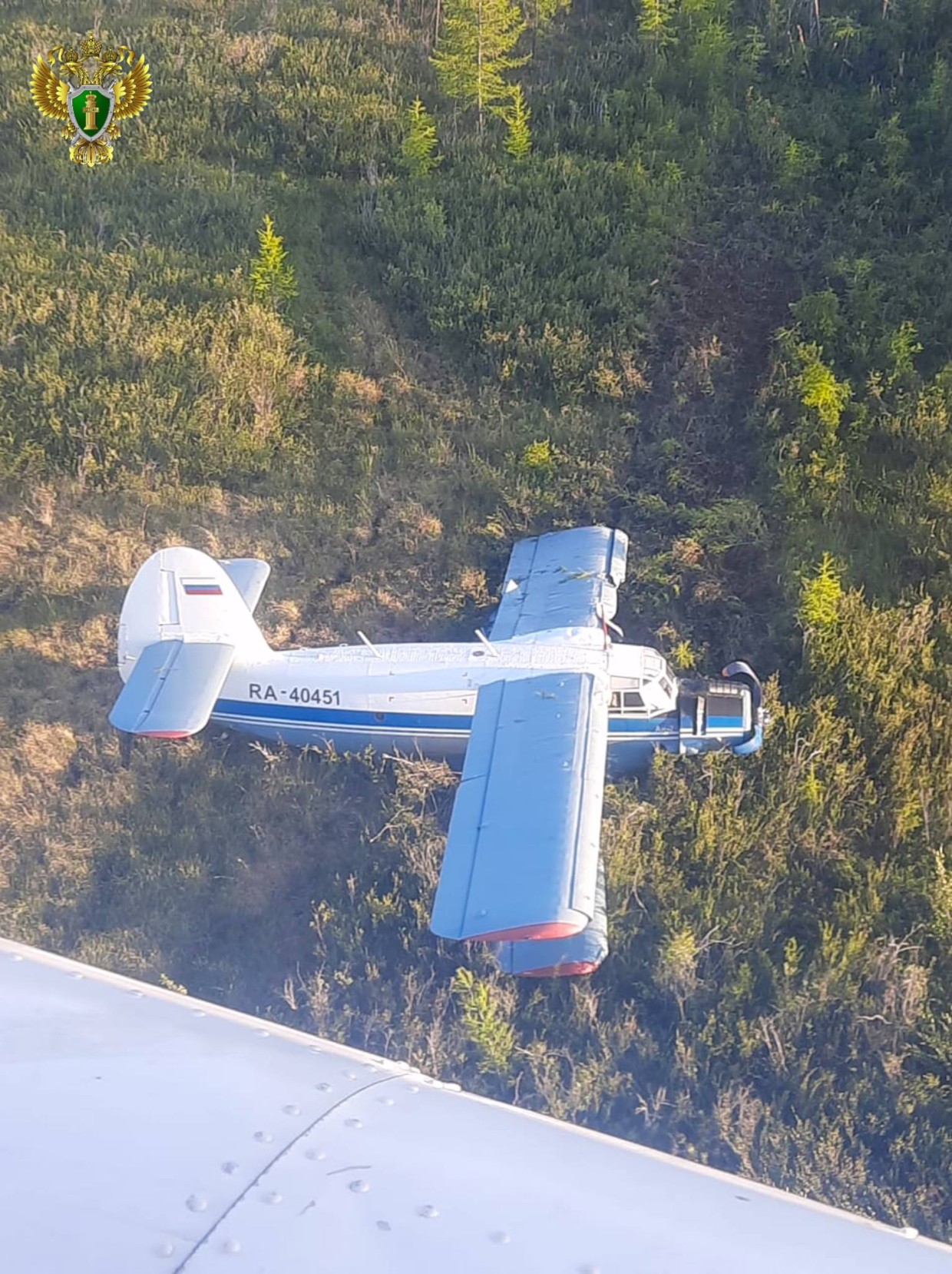 Опубликованы первые кадры приземлившегося в якутской тайге самолета золотодобытчиков