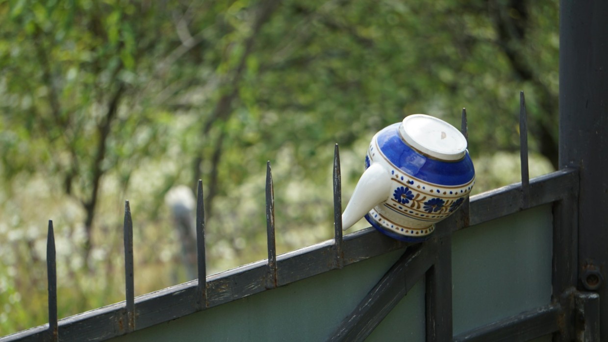 Привет, сосед: как легально построить забор выше 2 метров, если закон разрешает только 1,5 — лазейка, которая пригодится всем дачникам