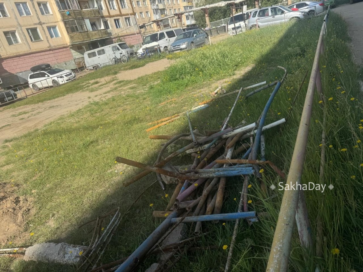 Машины стали важнее детей? В центре Якутска снесли детскую площадку