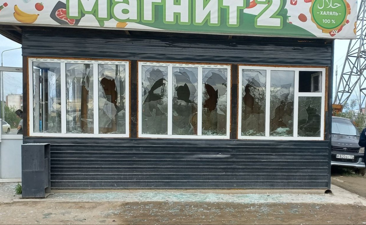 Фотофакт: В Якутске вандалы устроили погром и разбили остановку