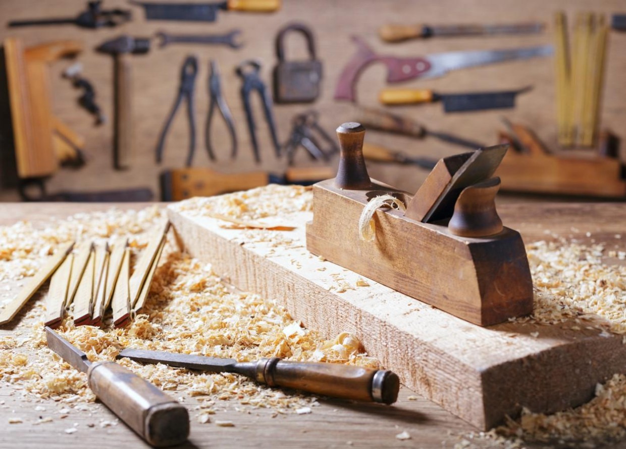 «СтолЯр» или «стОляр»: где правильно ставить ударение — простая подсказка, чтобы запомнить