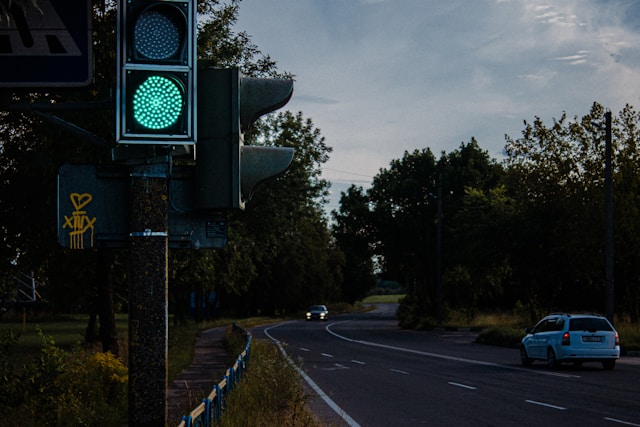 Зеленый свет — ехать нельзя: сложный вопрос на экзамене ПДД