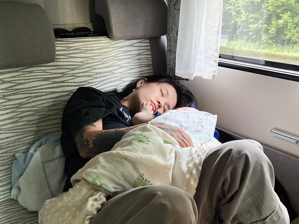 Фотофакт: певица Green Apelsin опубликовала фото с малышом