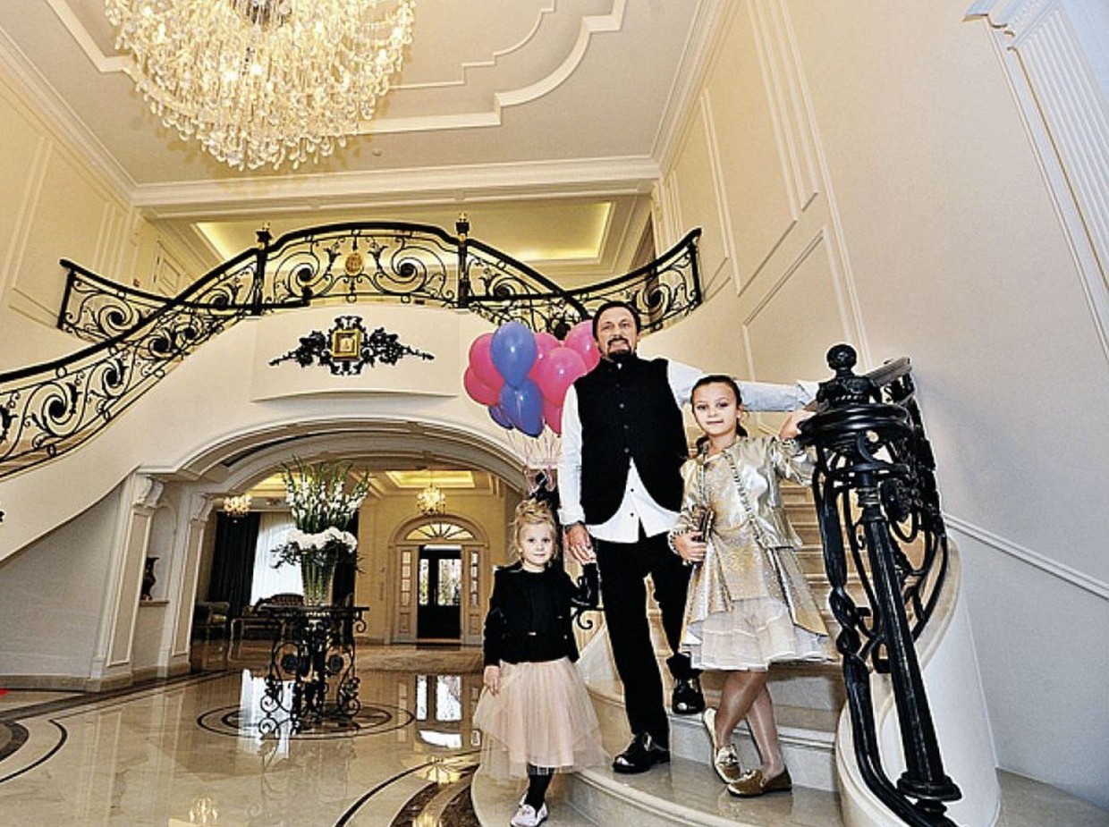 Стас Михайлов построил дом за 1 млрд рублей — звезды шоу-бизнеса обзавидовались: рассказываем, как выглядит самый дорогой особняк Подмосковья