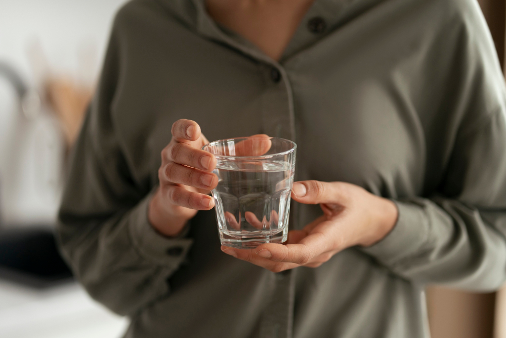 Что на самом деле будет, если пить воду натощак — развенчиваем 3 популярных мифа