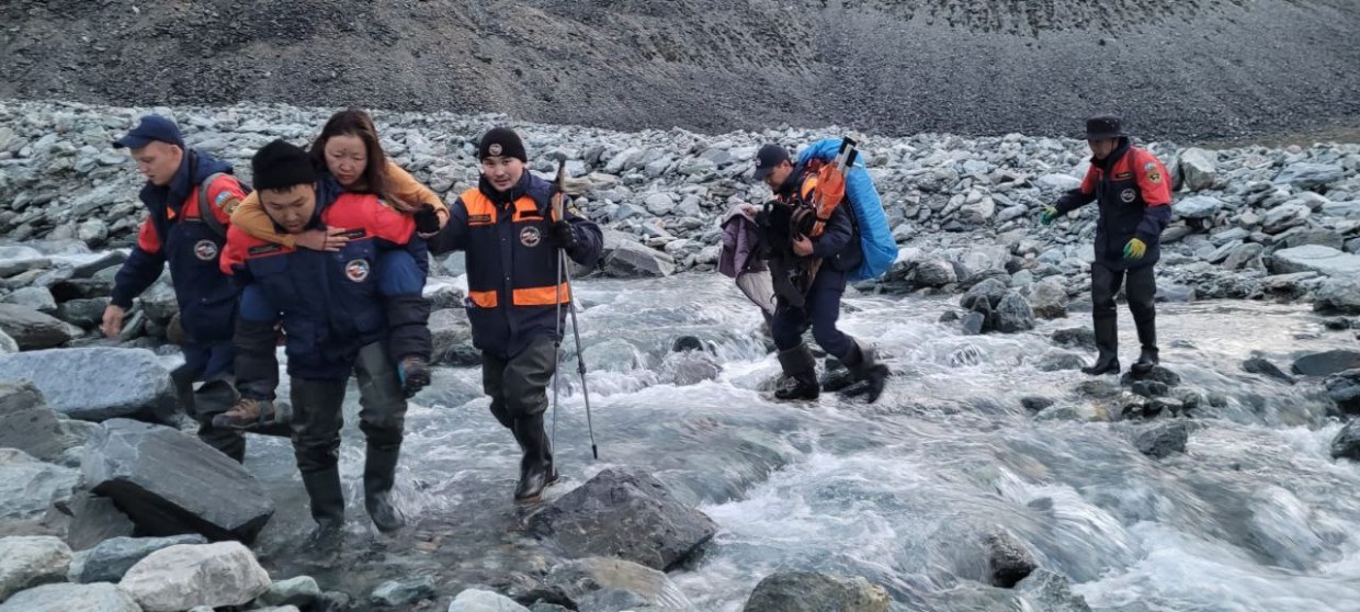 Одну из туристок, сорвавшихся с горы Победы в Якутии, эвакуировали