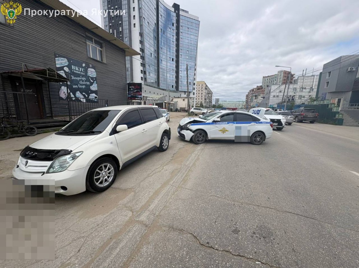 В Якутске водитель намеренно протаранил машину ДПС из-за протокола о тонировке