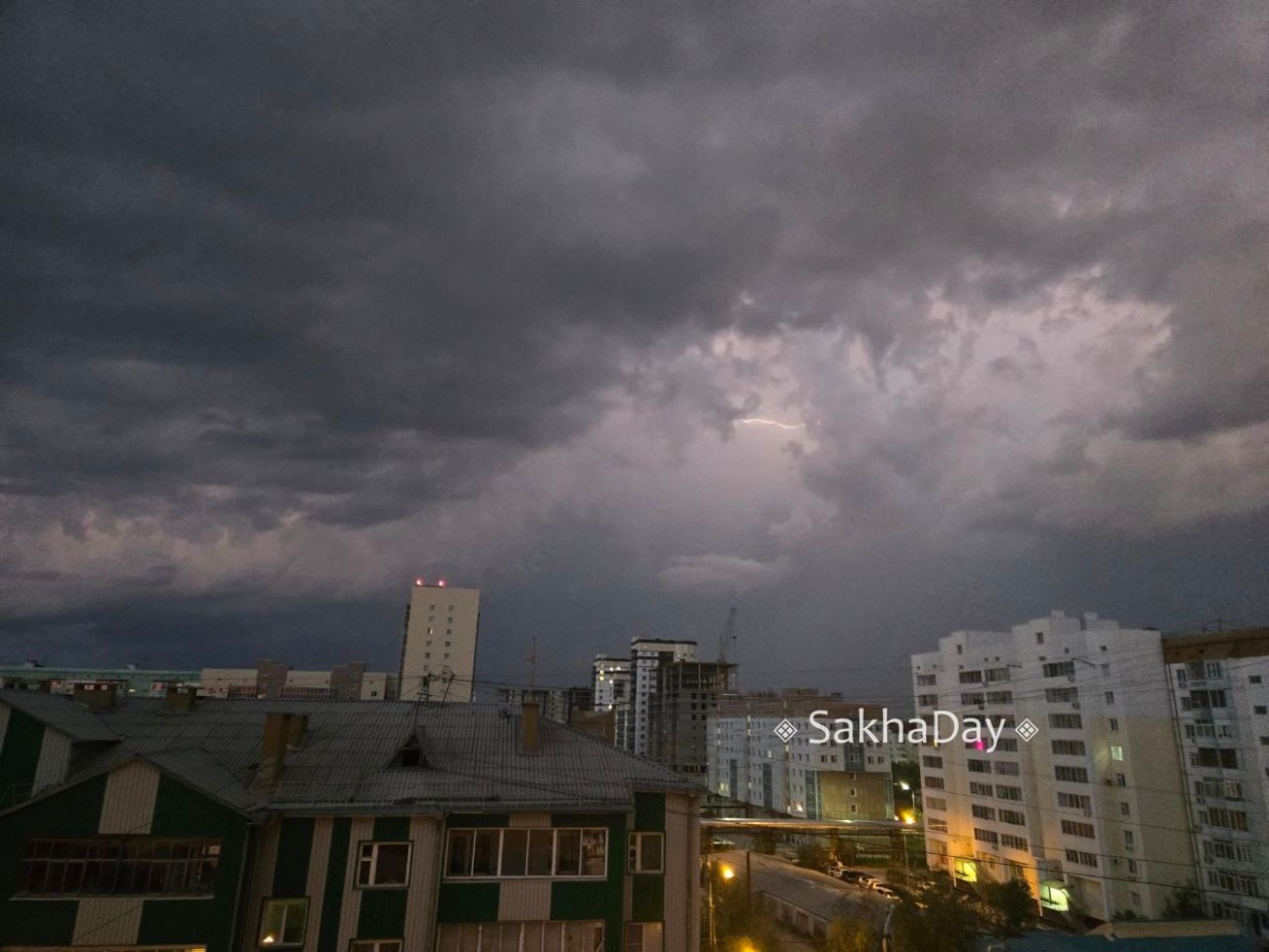 Грозы и порывистый ветер накрыли Якутию 18 июля
