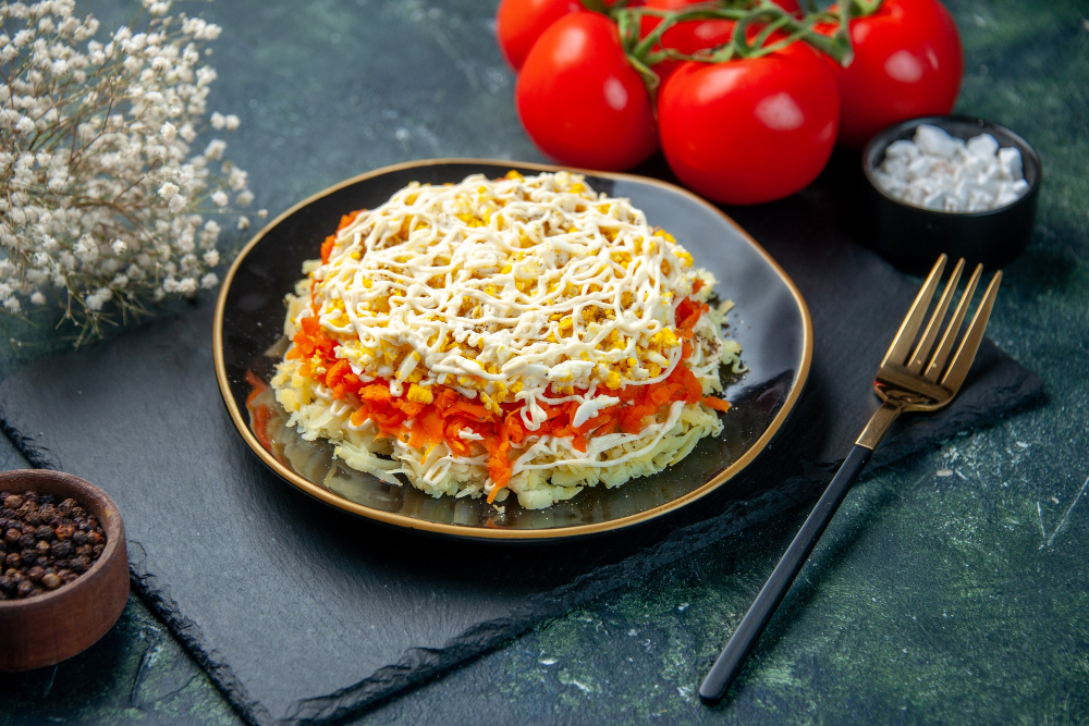 3 хитрости, которые сделают мимозу вкуснее: от такого салата не откажется никто — возьмите на заметку