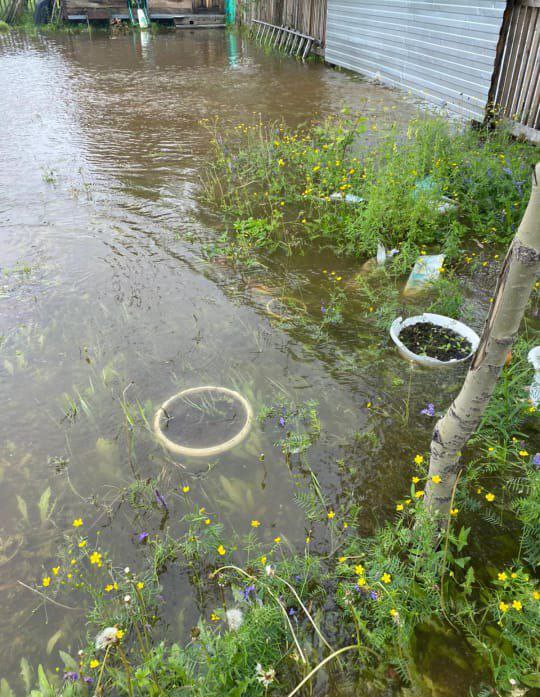 В Чульмане устраняют последствия подтопления: уровень воды пошёл на спад