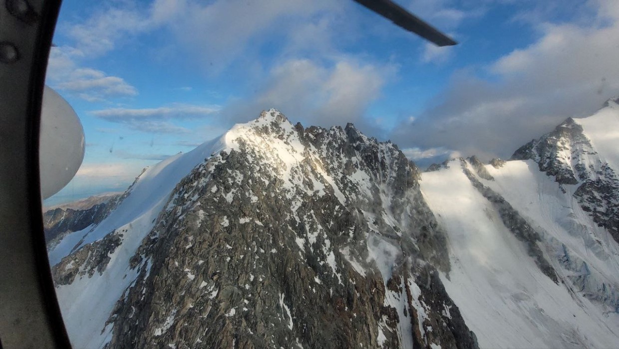 "Встал на выступ одним колесом и выгрузил десант". Пострадавших с горы Победа успешно эвакуировали!