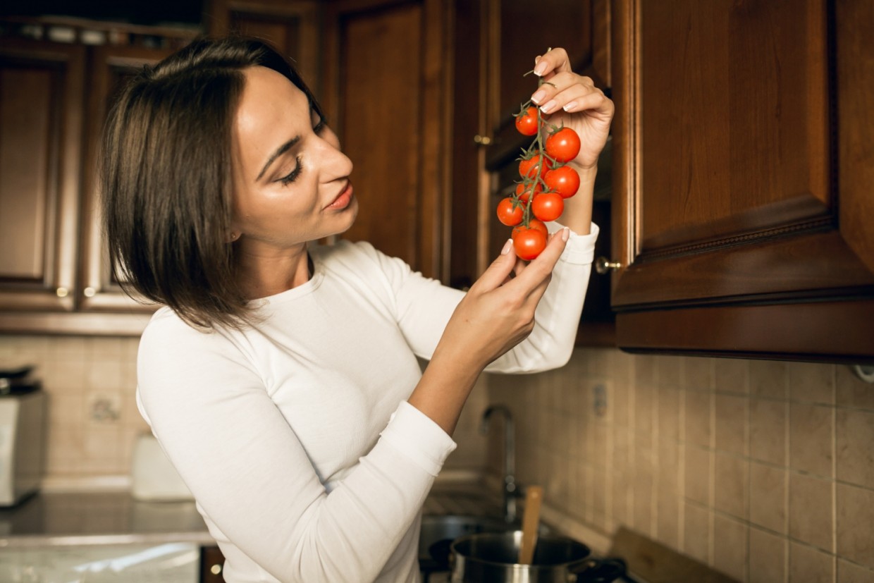 Прекратите делать это: ваши томаты проживут дольше, если хранить их не в холодильнике — топ из 3 альтернатив