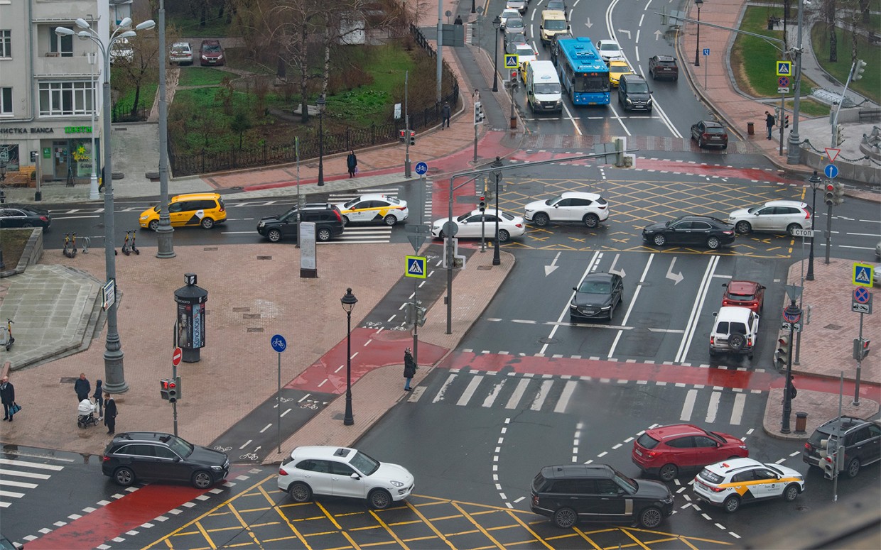 Мигает желтый — можно ли ехать: сложный вопрос из экзамена ПДД