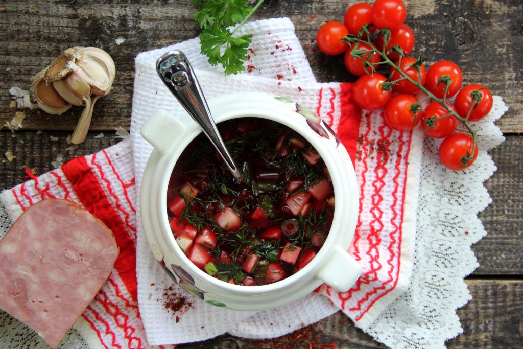 Освежитесь в жару: этот холодный борщ станет вашим любимым летним блюдом — рецепт, который легко повторить