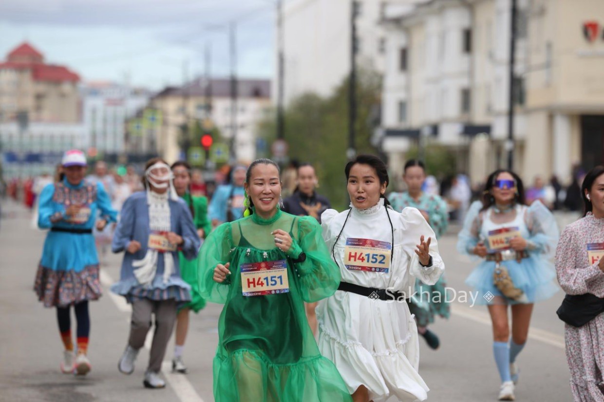 Марафон Олонхо: яркий забег в национальных нарядах