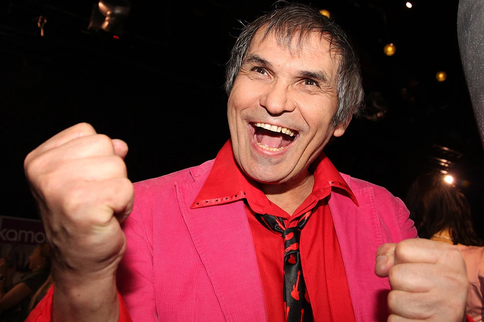 Эпатаж и хаос: заглядываем в квартиру продюсера Бари Алибасова — черный унитаз, золотой писсуар и философия протеста