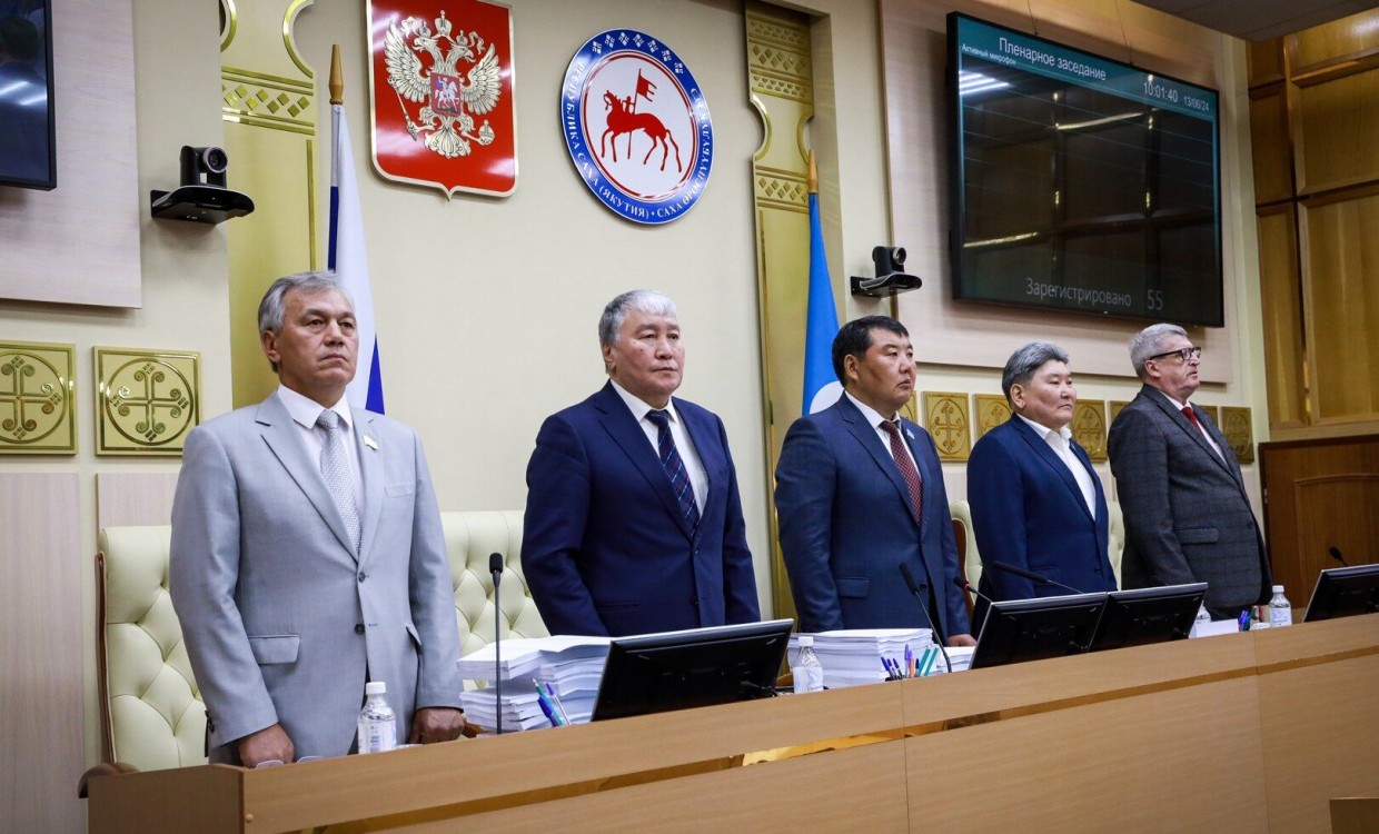 Ил Тумэн может собраться на внеочередную сессию, чтобы осудить депутата Александра Иванова. Что думают по этому поводу в соцсетях?