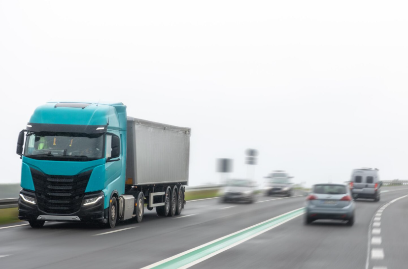 90% процентов допускают промах: как правильно обогнать, если на правой полосе — грузовик