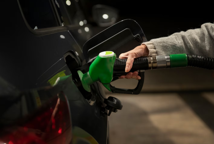 Миллионы водителей об этом не знают: какие неожиданные штрафы поджидают на заправке — как себя вести