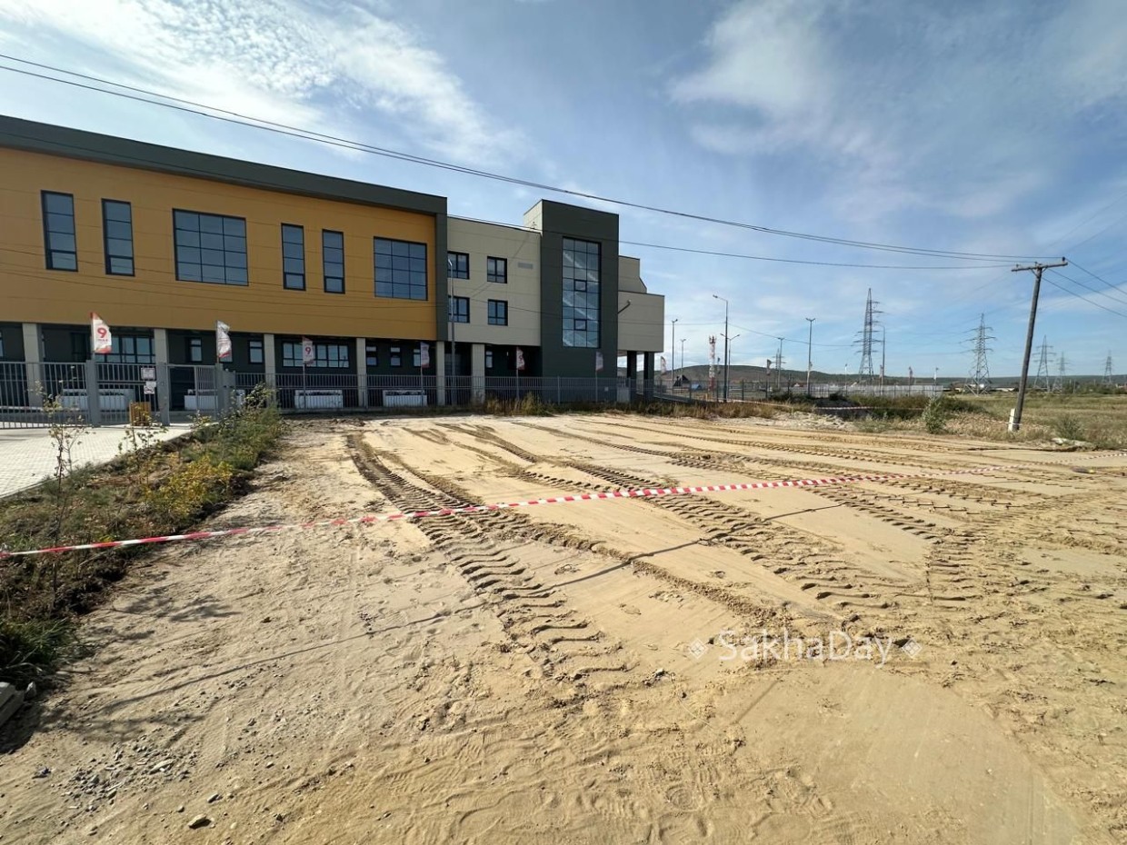 Новая школа имени М.Е. Николаева в Якутске открывается без благоустроенной территории