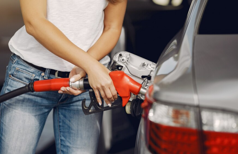 Включилась лампочка бака: когда ехать на заправку — полезные советы от инженера