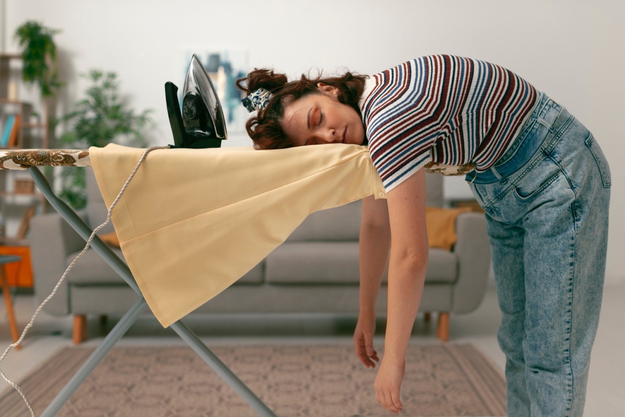 Больше никаких мокрых штанов: целых 3 домашних лайфхака — чтобы вещи были сухими, даже если у вас нет времени или стирали с функцией сушки