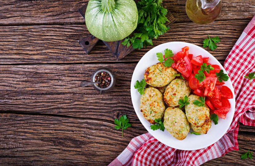 Невообразимое удовольствие: готовим куриные биточки с фасолью и овощами — быстро и элементарно просто