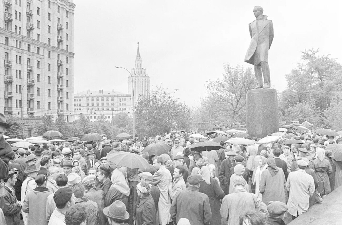 «Мужик в пиджаке» на Красных воротах: почему такое название носит памятник М. Ю. Лермонтову — монумент с 60-летней историей