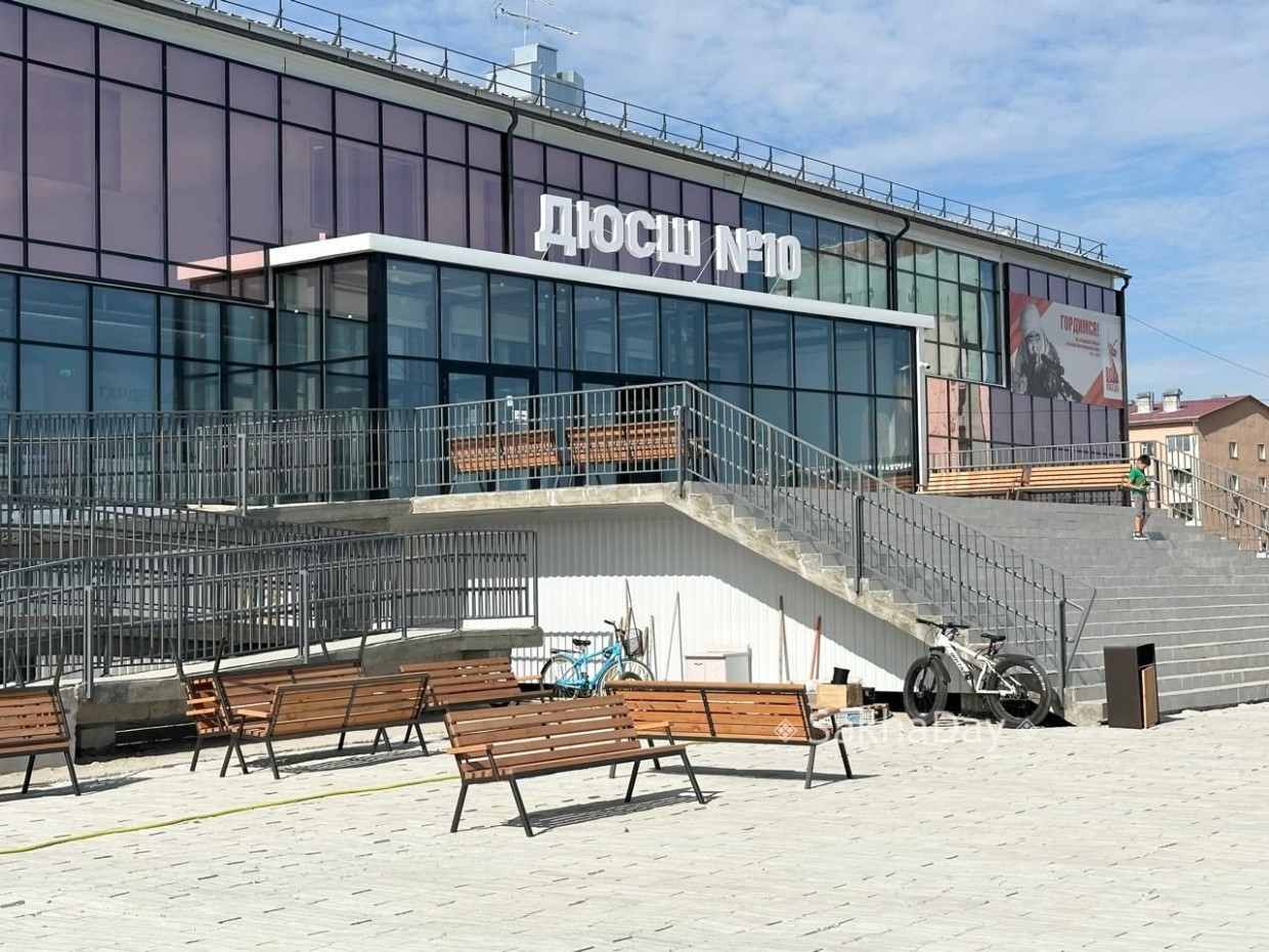 Тротуар пошёл волнами. Во дворе нового спорткомплекса в Якутске разрушается покрытие