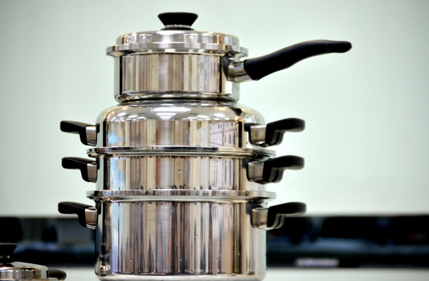 Кастрюли сверкают ярче зеркал — намыла вывариванием: нагара и жира, как и не бывало