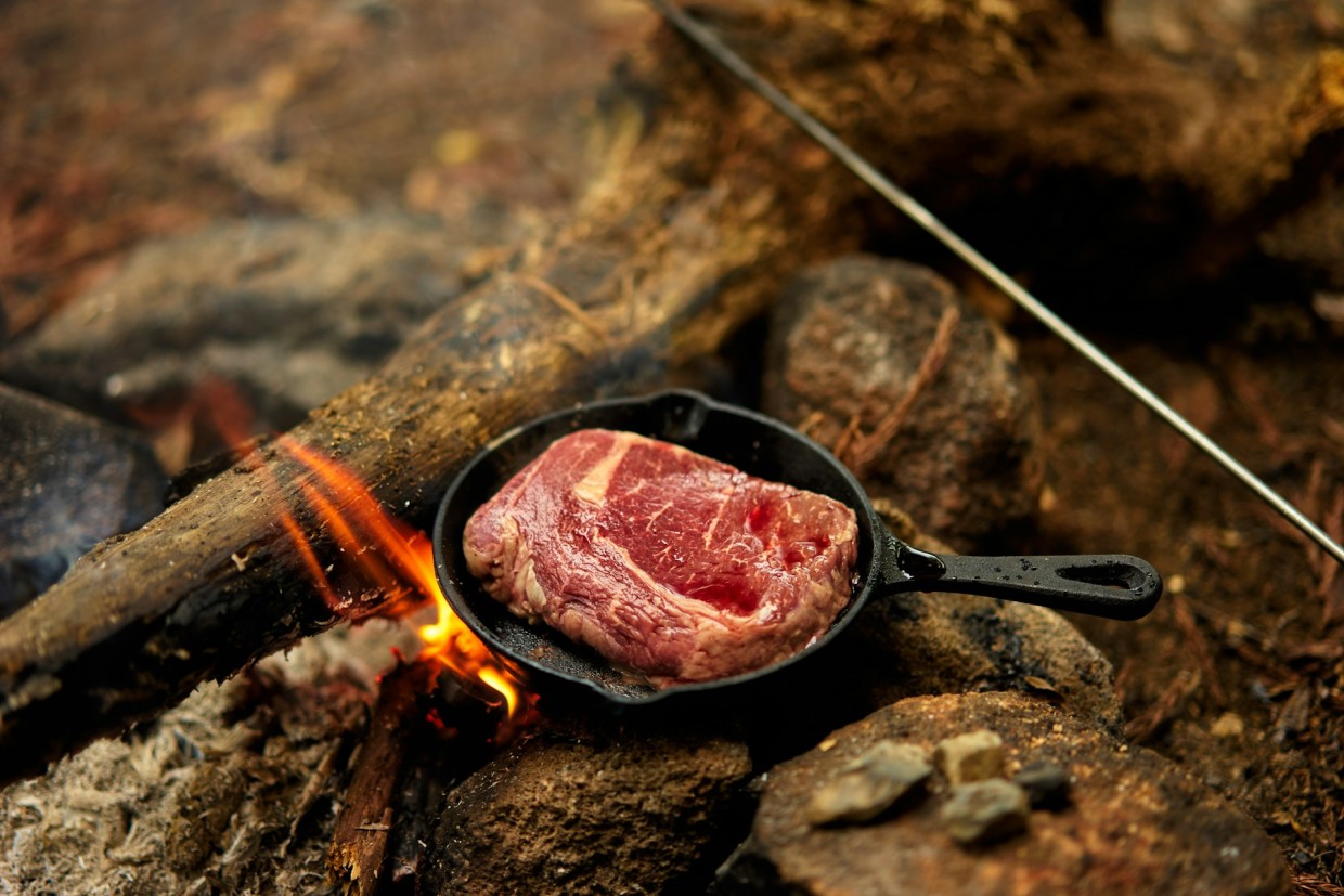 Почувствуйте вкус Грузии: маринад с ткемали и хмели-сунели для сочного мяса — секрет кавказского застолья